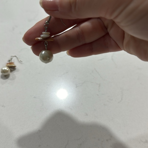 Shell and pearl earrings - Picture 2 of 2
